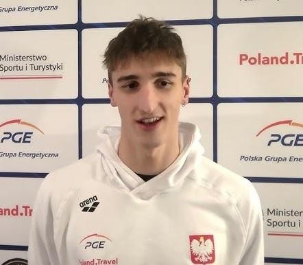 Ksawery Masiuk podczas treningu stylu grzbietowego, ukazujący precyzję i siłę jego techniki.