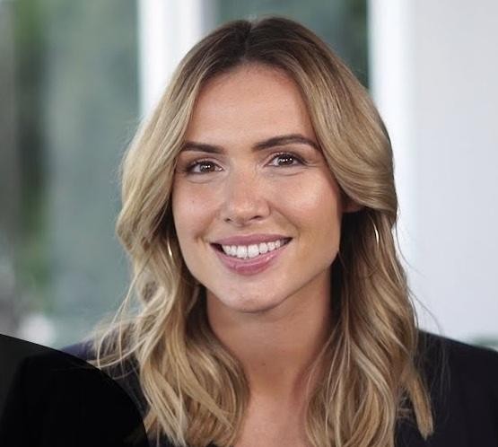 Marta Żmuda Trzebiatowska podczas publicznego wystąpienia lub interakcji z fanami, uśmiechnięta i zaangażowana, w tle wydarzenia branżowego.