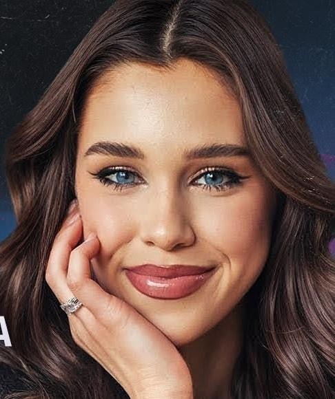 Maria Jeleniewska, polska influencerka, uśmiechnięta i patrząca w obiektyw, trzymająca smartfon z widocznym interfejsem TikToka, symbolizującym jej aktywność w mediach społecznościowych.