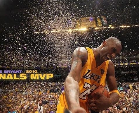 Kobe Bryant, ubrany w garnitur, trzymający statuetkę Oscara, symbolizujący jego osiągnięcia poza koszykówką.