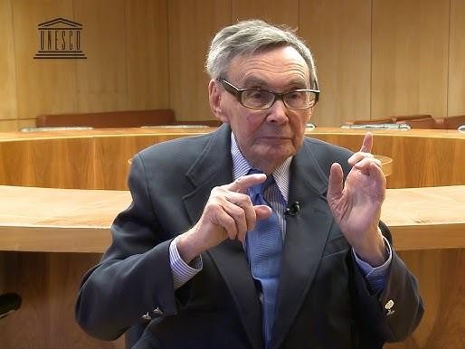 Marian Turski podczas jednego ze swoich wystąpień publicznych, symbolizujący ciągłą walkę o pamięć.