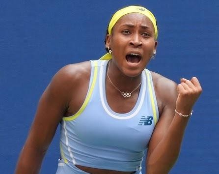 Coco Gauff serwująca piłkę na korcie tenisowym, z widocznym skupieniem i dynamiką ruchu.