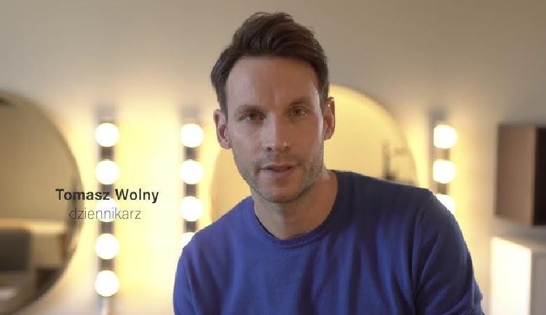 Tomasz Wolny podczas aktywności sportowej, np. grający w koszykówkę, kitesurfing lub trenujący brazylijskie jiu-jitsu.