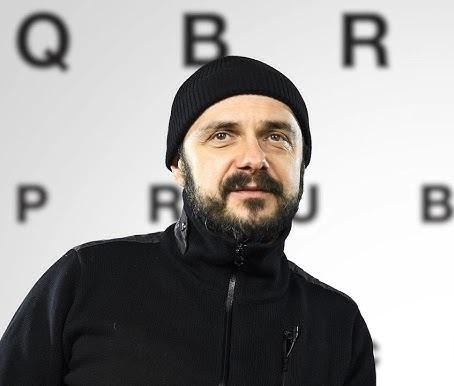 Portret Arkadiusza Jakubika, ukazujący jego wykształcenie i profesjonalizm.