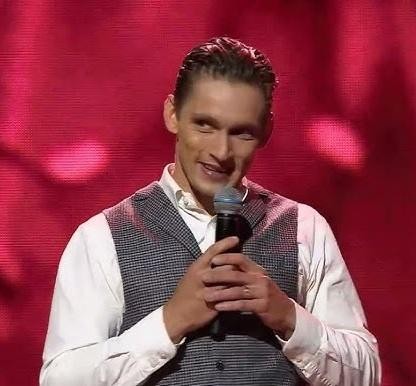 Filip Gurłacz w swoim domu w Warszawie, w spokojnej, domowej atmosferze, symbolizującej jego skupienie na życiu rodzinnym.
