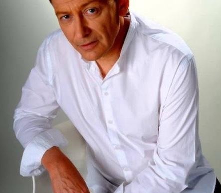 Jacek Borkowski z żoną Jolantą i trójką dzieci, wspólnie pozujący do rodzinnego zdjęcia, uśmiechnięci.