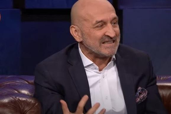 Scena z sali sądowej z Kazimierzem Marcinkiewiczem w garniturze.