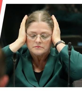 Młotek sędziowski uderzający w podstawkę, symbolizujący wymiar sprawiedliwości i procesy legislacyjne.