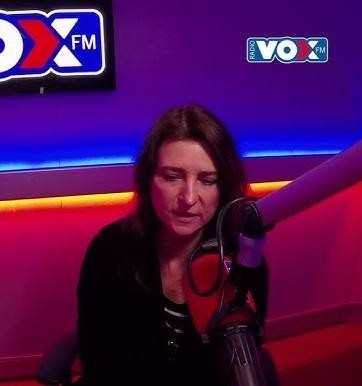 Spokojny portret Renaty Dąbkowskiej w jej domu w Żebry-Laskowiec, odzwierciedlający jej związek z rodzinnymi stronami.