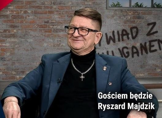 Historyczne dokumenty i podziemna prasa, symbolizujące działalność Ryszarda Majdzika w PRL.